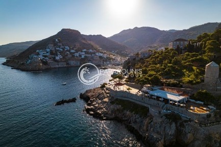 Κέντρο, Ύδρα (Νησιά Αργοσαρωνικού), Πλατεία Ναυαρχου Βοτση