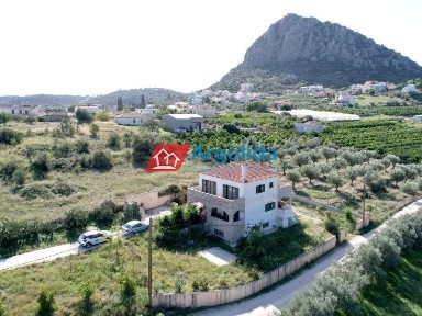 Μονοκατοικία, 300τ. μ.