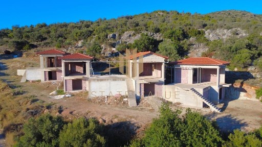 Μονοκατοικία, 400τ. μ.