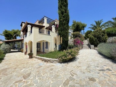 Μονοκατοικία, 330τ. μ.
