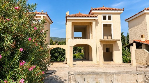 Μονοκατοικία, 240τ. μ.