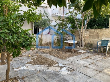 Συγκρότημα διαμερισμάτων, 296τ. μ.
