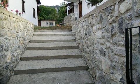 Πάδες, Κόνιτσα (Ν. Ιωαννίνων), Επ. Οδός Κόνιτσας-Δίστρατου, 441 00 Κόνιτσα