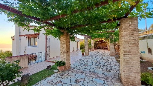 Μονοκατοικία, 100τ. μ.