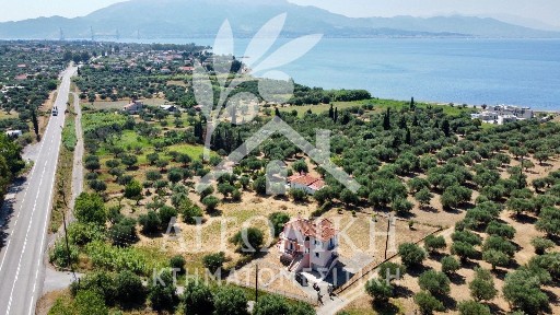 Μονοκατοικία, 210τ. μ.