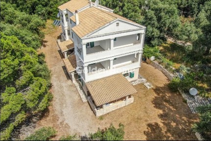 Συγκρότημα διαμερισμάτων, 340τ. μ.