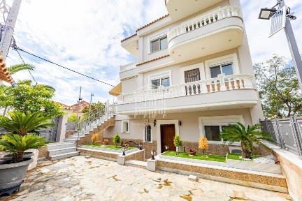 Κέντρο, Καλύβια Θορικού (Υπόλοιπο Αττικής)