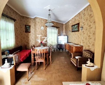 Κτίριο, 240τ. μ.