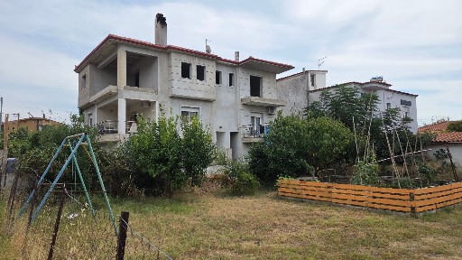 Συγκρότημα διαμερισμάτων, 275τ. μ.