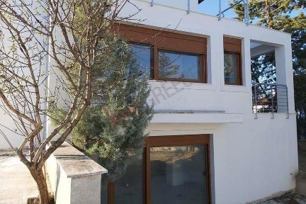 Μονοκατοικία, 270τ. μ.