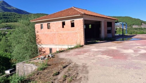 Μονοκατοικία, 300τ. μ.