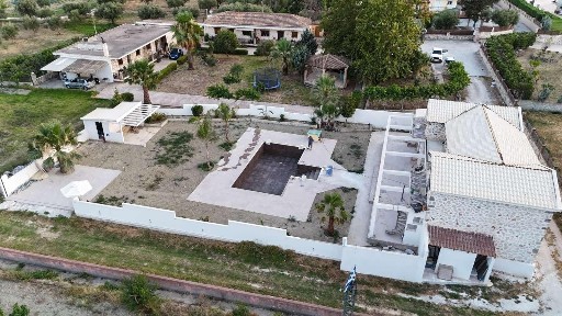 Κτίριο, 305τ. μ.