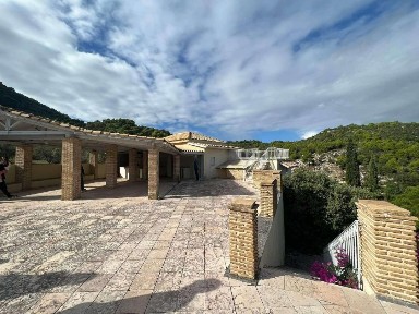 Κτίριο, 450τ. μ.
