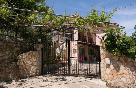 Κτίριο, 158τ. μ.