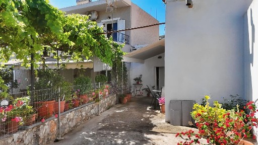 Μονοκατοικία, 81τ. μ.